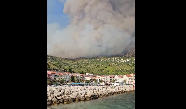 (VIDEO) PAKLENI OBLAK PRIJETI KUĆAMA Požar iz Tučepa se širi, u Podgori ugroženi objekti, krenula evakuacija