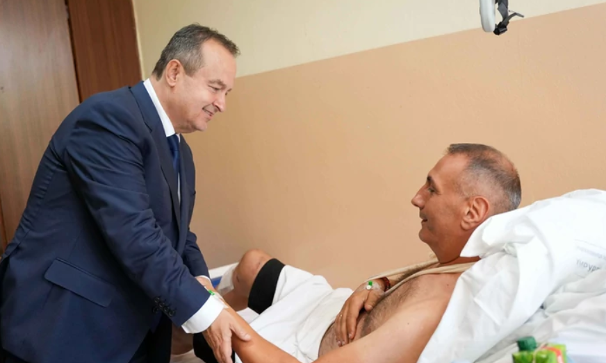"Iako je bio ranjen, suprostavio se albanskom teroristi i pokušao ga spriječiti da pobjegne" Dačić obišao RANJENOG POLICAJCA, pa otkrio u kakvom je stanjiu