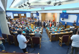(VIDEO) Haos u Skupštini Crne Gore: Spajić krenuo prema govornici, pa ga opozicija blokirala