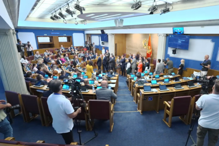 (VIDEO) Haos u Skupštini Crne Gore: Spajić krenuo prema govornici, pa ga opozicija blokirala