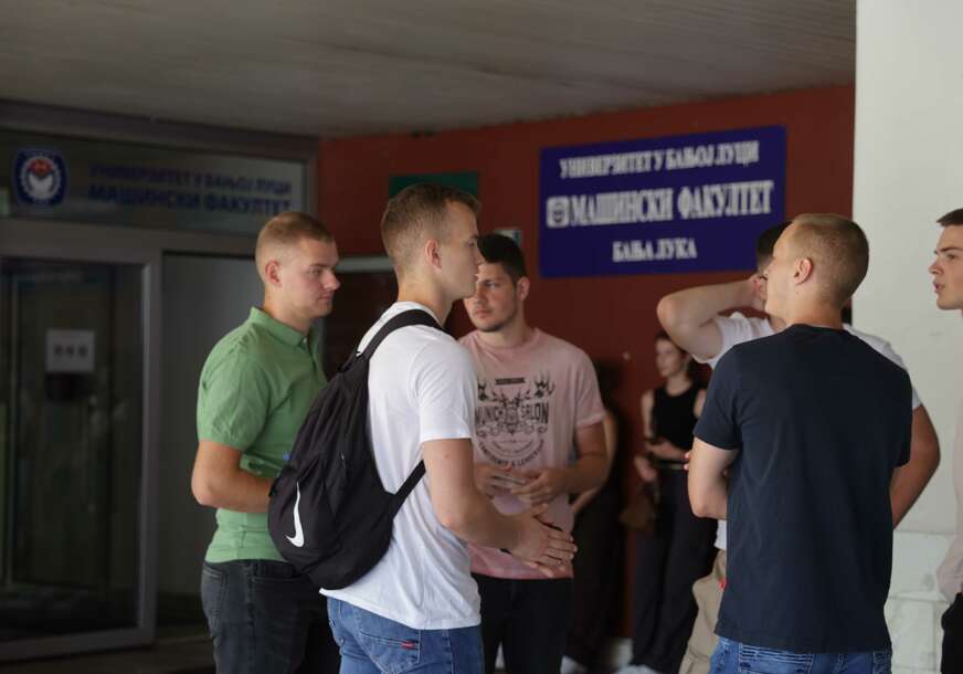 studenti ispred tehnološkog fakulteta