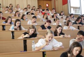 (FOTO) Držimo im fige: Počeo prijemni ispit za buduće brucoše, UNIVERZITET U BANJALUCI upisuje 2.640 studenata