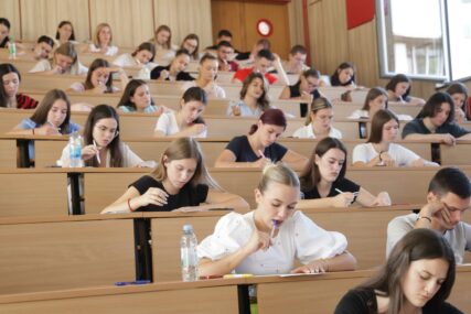 (FOTO) Držimo im fige: Počeo prijemni ispit za buduće brucoše, UNIVERZITET U BANJALUCI upisuje 2.640 studenata