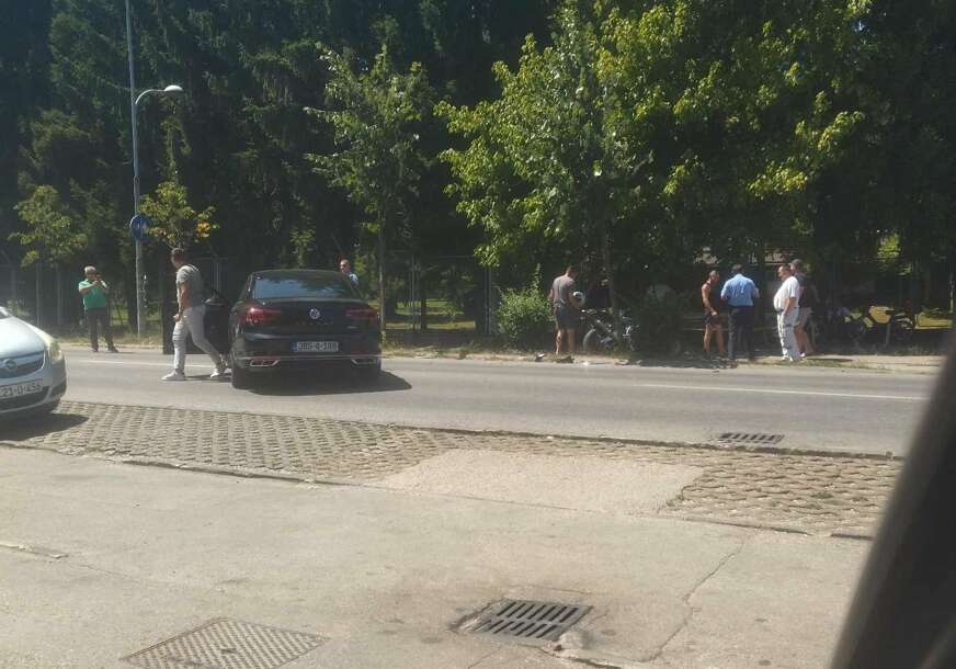 (FOTO) Nesreća u Banjaluci: Sudar automobila i motora, policija obavlja uviđaj