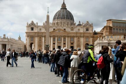 NEMA PRISTUPA BAZILICI SVETOG PETRA Vatikan zabranio rad tetoviranim službenicima