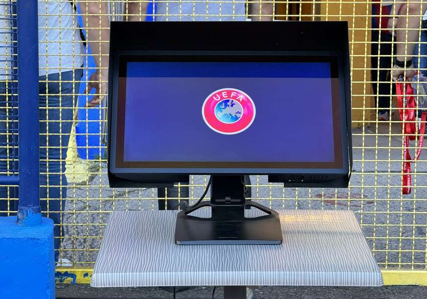 (VIDEO) Haos u Njemačkoj: Navijači preskočili ogradu i počupali kablove VAR sistema