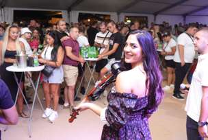 Djevojka svira violinu