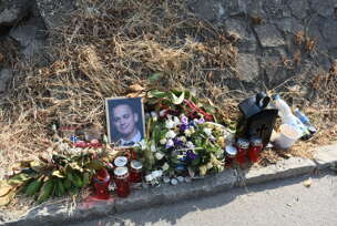 Paljenje sveća na mestu gde je poginuo Aleksandar M, Karaburma
