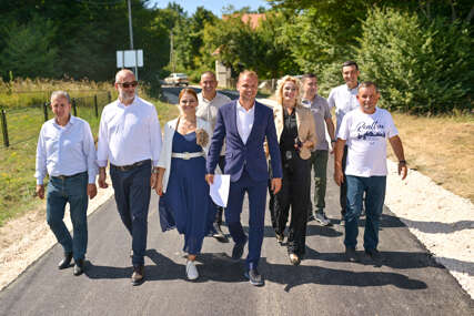 (FOTO) Mještani dobili NOVI ASFALT: Stanivuković sa saradnicima obišao Rajkovac