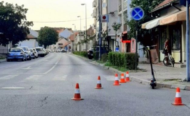 ŽENA SE TROTINETOM ZAKUCALA U "GOLF 2" Udarila u zadnji kraj automobila, intervenisala hitna pomoć