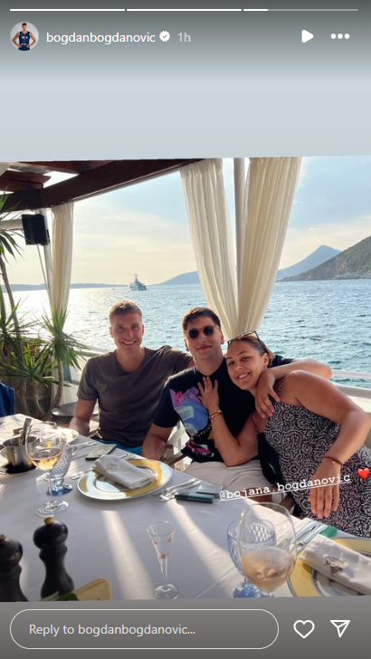 Bogdanović sjedi sa prijateljima