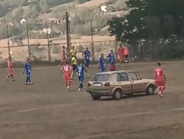 (VIDEO) NEVJEROVATNA SCENA U ČAJNIČU Navijač parkirao "golfa" nasred terena i prekinuo meč Kupa Republike Srpske