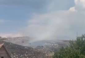 POŽAR KOD GACKA POD KONTROLOM Vatrogasci odbranili nekoliko kuća od vatrene stihije