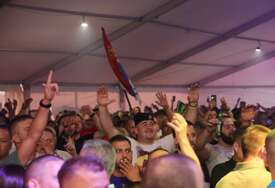 Šatori ponovo u modi: Druženje uz „iće i piće“ GLAVNI ADUT domaćih političara