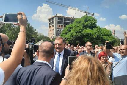 (FOTO) "Mile, Mile" Dodik i Lukić dočekani gromoglasnim aplauzom ispred Suda BiH, predstoji im novi pretres