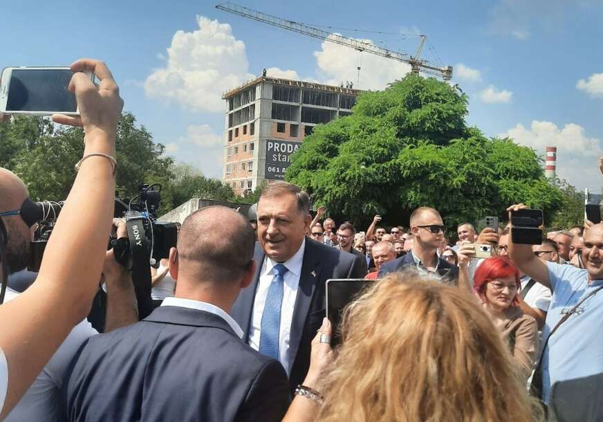 (FOTO) "Mile, Mile" Dodik i Lukić dočekani gromoglasnim aplauzom ispred Suda BiH, predstoji im novi pretres