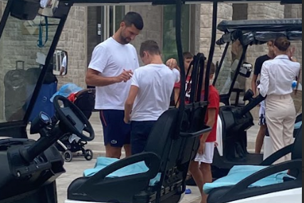 (FOTO) NOVAK ĐOKOVIĆ U CRNOJ GORI Srpski teniser uhvaćen u opuštenom izdanju, družio se sa obožavateljima