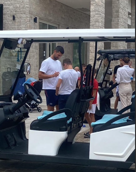 (FOTO) NOVAK ĐOKOVIĆ U CRNOJ GORI Srpski teniser uhvaćen u opuštenom izdanju, družio se sa obožavateljima