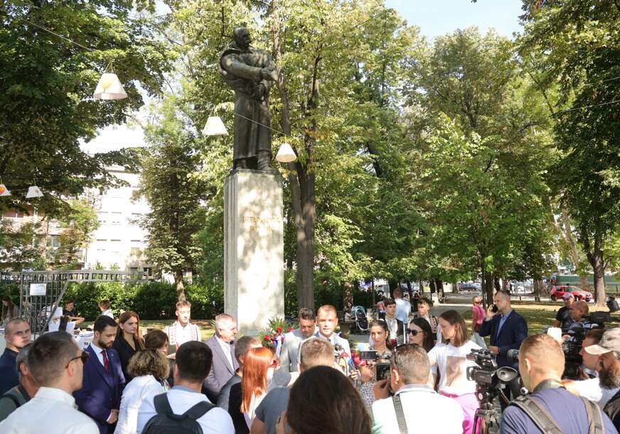 (FOTO) POČEO 59. KOČIĆEV ZBOR Stanivuković i Višković u istom stroju, odali počast velikom piscu