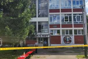 policija ispred Gimnazije u Sanskom Mostu