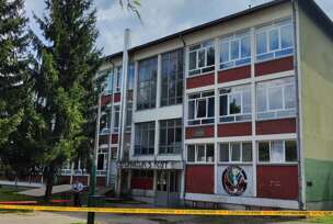policija ispred Gimnazije u Sanskom Mostu
