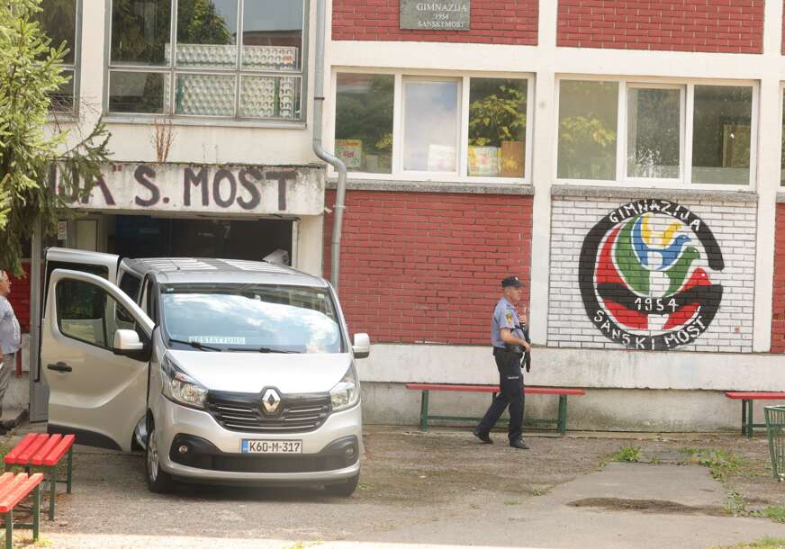 (FOTO) "JEDNA PROFESORKA OTIŠLA NA KAFU, PA IZBJEGLA SMRT" Sanski Most u šoku nakon masakra u gimnaziji, dvije osobe pukim slučajem ostale žive