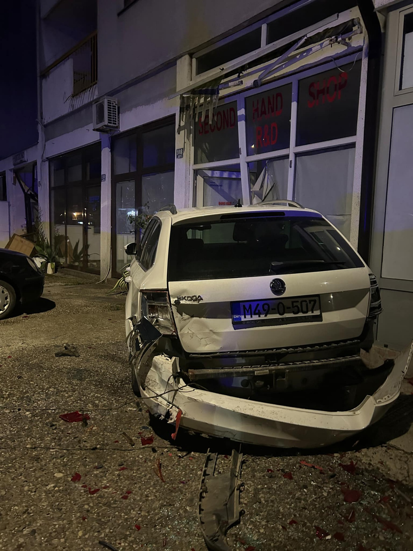pijan ivozač oštetio osam vozila i četiri izloga