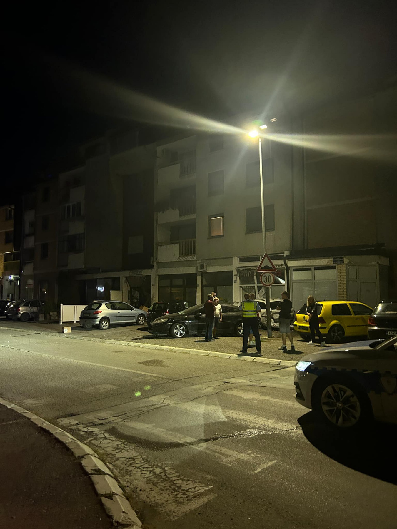 pijan ivozač oštetio osam vozila i četiri izloga