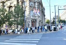 SEDMI DAN PROTESTA Okupljeni ispred Vlade Srbije traže da im se ispune još dva zahtjeva, Akademski plenum za hitnu ostavku Ane Brnabić