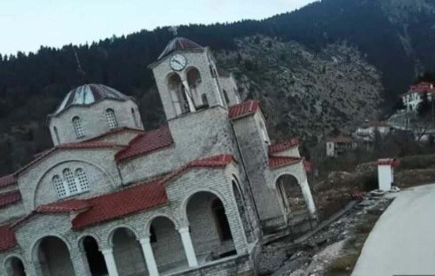 Crkva koja tone u Grčkoj