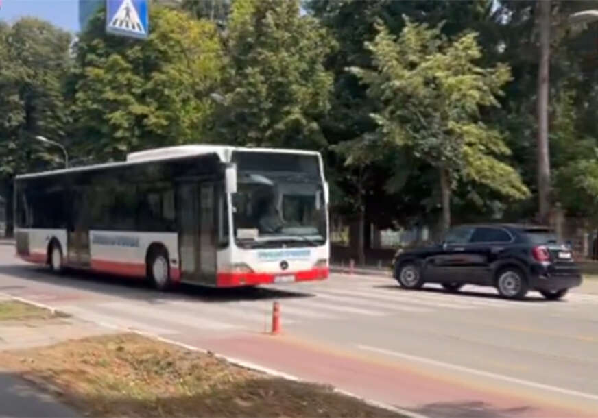 crni erena vozi u kontra smjeru