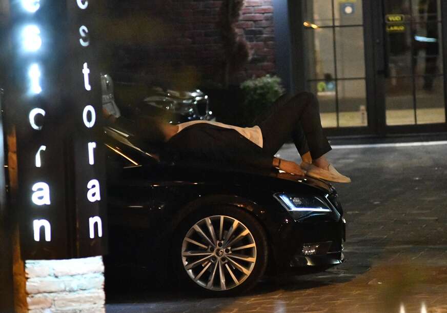 (FOTO) HIT SCENE Bogdan Bogdanović nakon svadbe kolega legao na haubu automobila