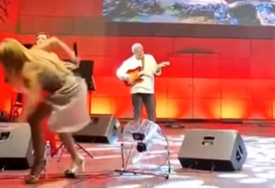 (VIDEO) UPETLJALA SE U KABLOVE Pjevačica zamalo da padne na bini, kamera zabilježila ovu neprijatnost
