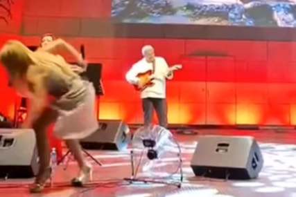 (VIDEO) UPETLJALA SE U KABLOVE Pjevačica zamalo da padne na bini, kamera zabilježila ovu neprijatnost