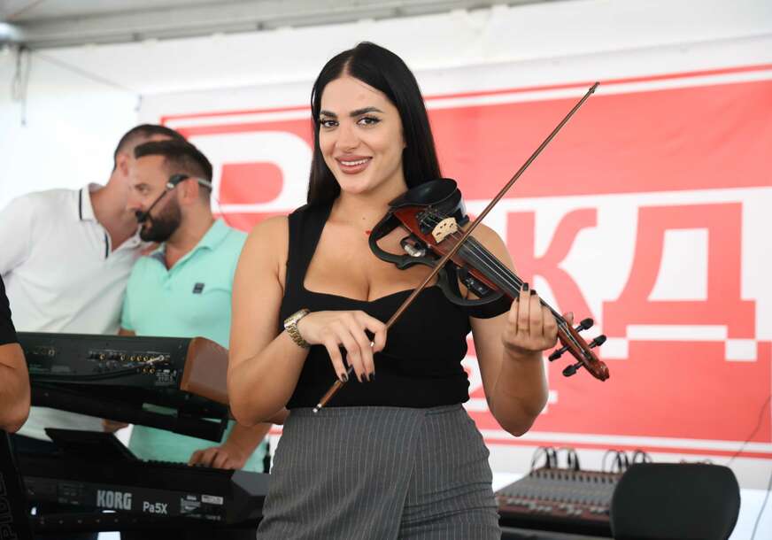 (VIDEO) Na Kočićevom zboru već postalo VRELO: Goste zabavljala Jovana Violina i Božo Marijanović, sutra STIŽU POLITIČARI