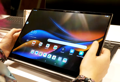 Tablet u rukama