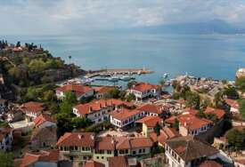 Savršeno ljetovalište za Srbe: Ručak sa dva jela i pićem 10 evra, cijena noćenja smiješna, a plaže bajkovite