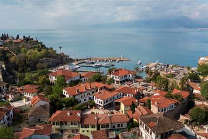 Savršeno ljetovalište za Srbe: Ručak sa dva jela i pićem 10 evra, cijena noćenja smiješna, a plaže bajkovite