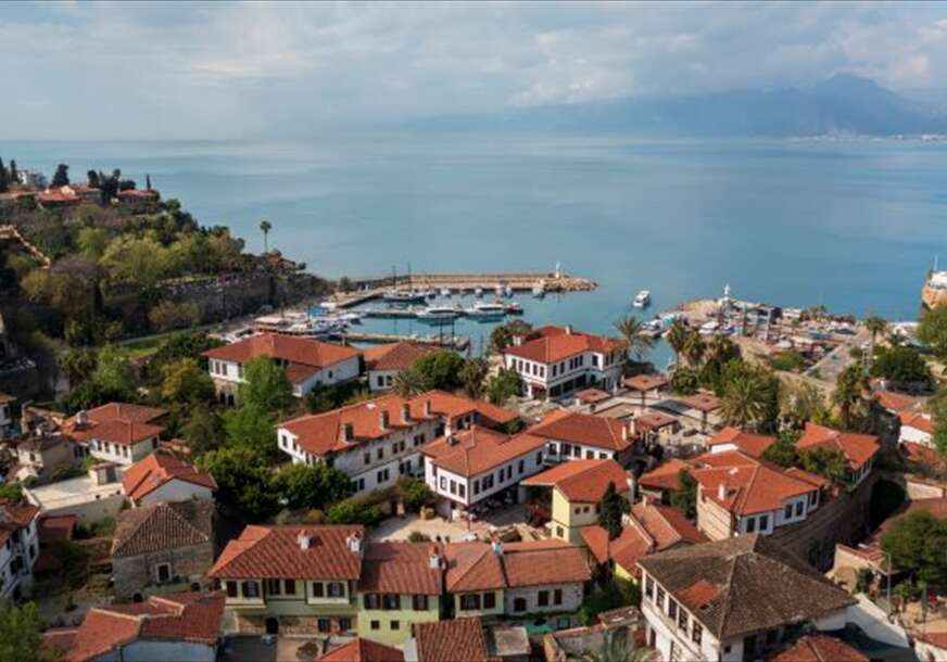 Savršeno ljetovalište za Srbe: Ručak sa dva jela i pićem 10 evra, cijena noćenja smiješna, a plaže bajkovite
