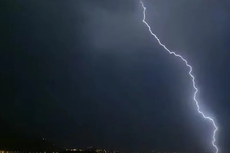 UDAR MUNJA IZAZVAO POŽAR U DALMACIJI Vatra se približila kućama i raketnoj bazi