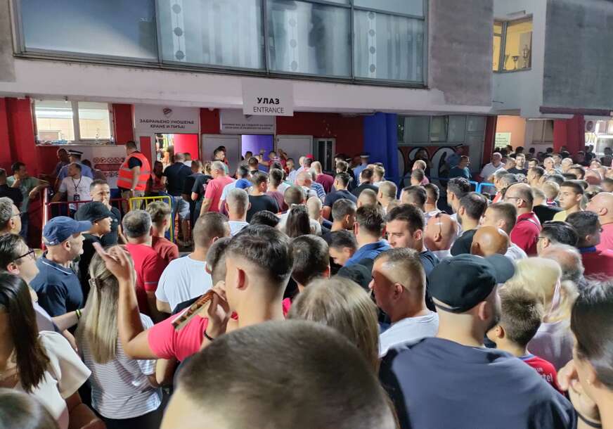 navijači Borca na ulazu na stadion