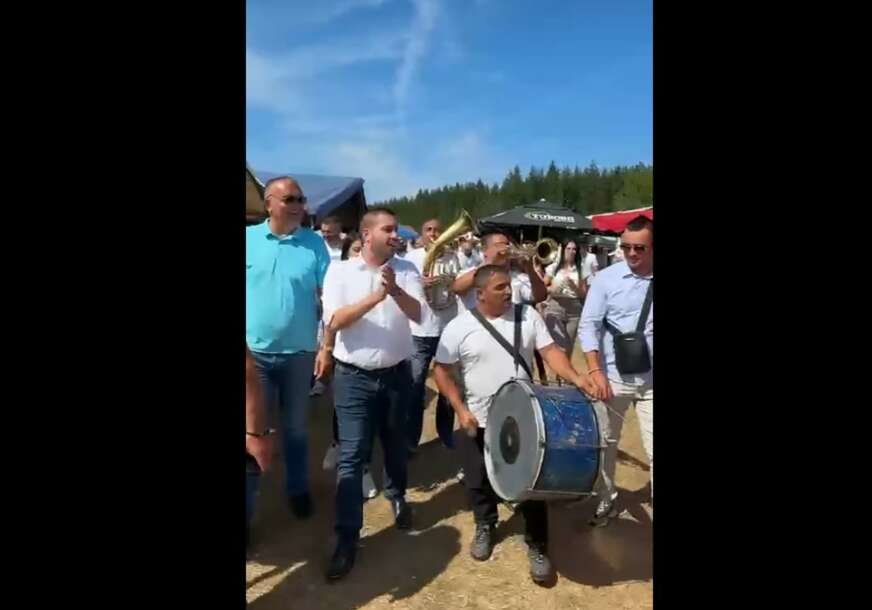 (VIDEO) Oduvijek je truba pratila Srbina: Drinić zapjevao na Kočićevom zboru, trubači ga pratili