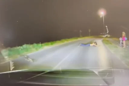 (VIDEO) ČOVJEK LEŽI NASRED PUTA Vozač se zatekao u horor sceni, a tragedija izbjegnuta pukom srećom