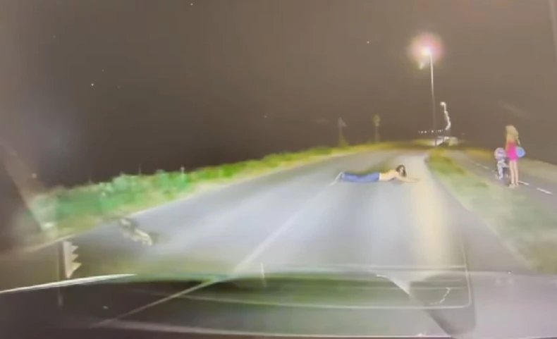 (VIDEO) ČOVJEK LEŽI NASRED PUTA Vozač se zatekao u horor sceni, a tragedija izbjegnuta pukom srećom