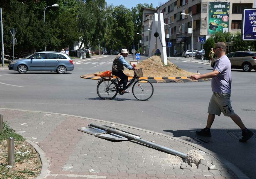 (FOTO) U Banjaluci se to dešava svaki dan: Oboren saobraćajni znak na kružnom toku "kod štipaljke", vozači u nedoumici