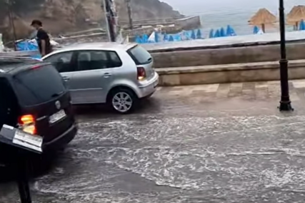 (VIDEO) OLUJNO NEVRIJEME U CRNOJ GORI Poplavljene ulice više gradova, turisti sa koferima gacaju po barama