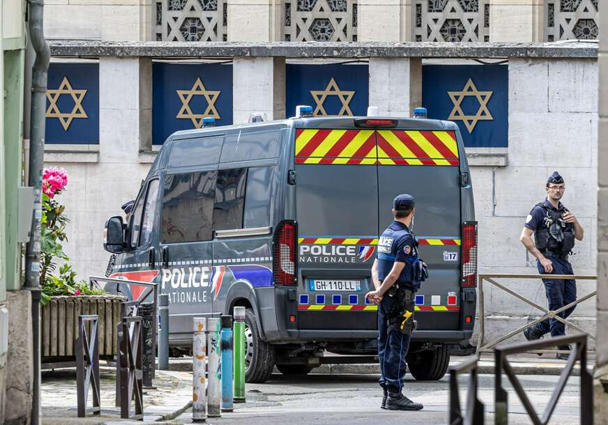Policija ispred sinagoge