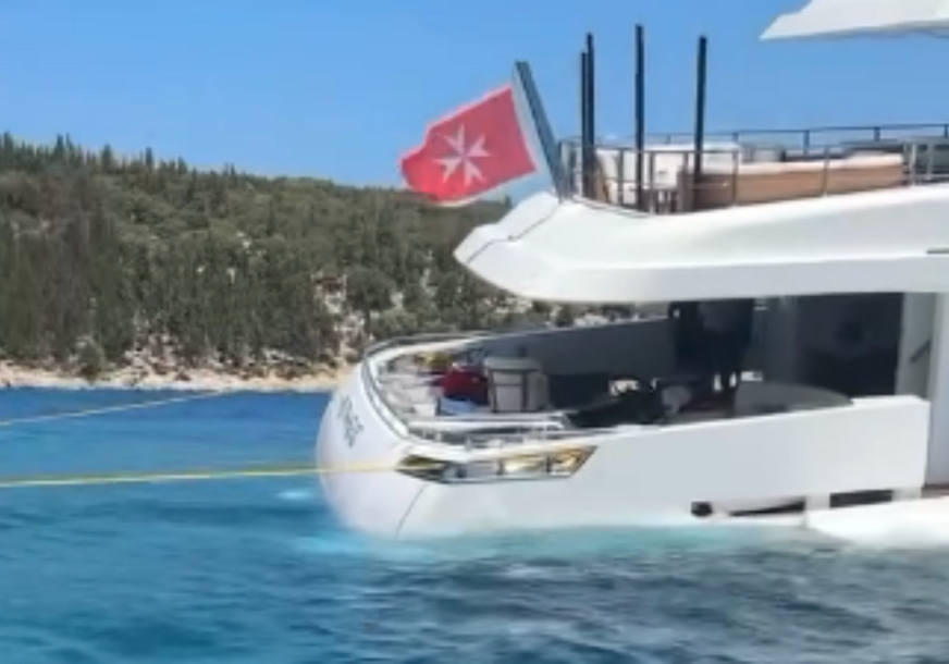 UZNEMIRUJUĆI VIDEO Luksuzna jahta TONE U GRČKOJ, turisti i posada spašavali živu glavu
