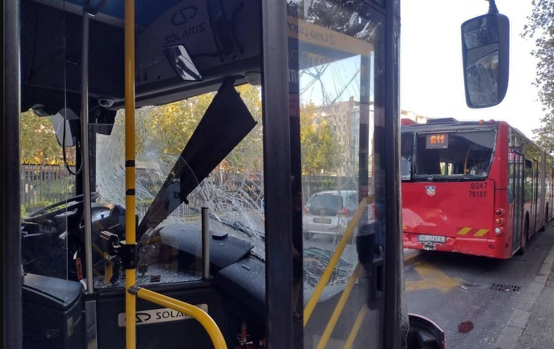 (VIDEO) POVRIJEĐENO DIJETE (4) Teška saobraćajna nesreća, staklo rasuto po AUTOBUSIMA