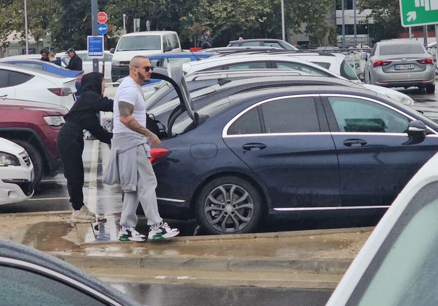(VIDEO, FOTO) "HODA KAO RAMBO" Reper uhvaćen na aerodromu sa misterioznom djevojkom, zlatna kajla i tetovaže mame poglede